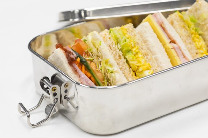 Sandwich in metal reusable tin